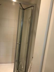 una doccia con porta in vetro in bagno di Impeccable 2-Bed Apartment in Orpington a Orpington