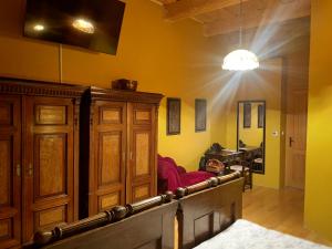 ein Zimmer mit einem Bett und einem Klavier darin in der Unterkunft Residence Spillenberg Classic Room in Levoča