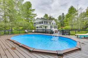 einen Pool auf einer Terrasse mit einem Haus im Hintergrund in der Unterkunft Greentown Home with Pool 7 Mi to Lake Wallenpaupack in Greentown