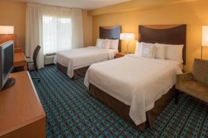 una camera d'albergo con due letti e una televisione di Fairfield Inn & Suites by Marriott Portland North a Portland