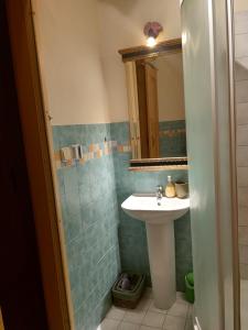 ein Bad mit einem Waschbecken und einem Spiegel in der Unterkunft Residence Spillenberg Classic Room in Levoča