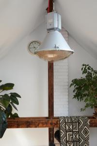 ein Licht in einem Raum mit einer Uhr an der Wand in der Unterkunft Cesar Apartment in Breslau