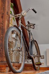 una bicicletta è parcheggiata in una stanza di Cesar Apartment a Breslavia