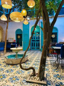 un edificio con un árbol en medio de una habitación en Riad Al Nour, en Marrakech
