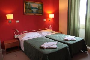Ліжко або ліжка в номері Hotel Genzianella