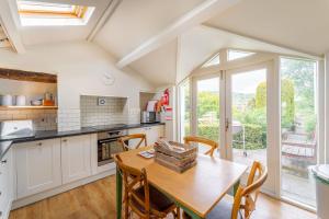 Кухня или мини-кухня в Peacock Cottage
