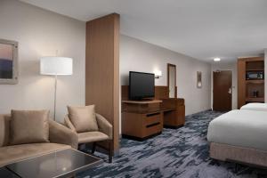 ein Hotelzimmer mit einem Bett und einem TV in der Unterkunft Fairfield Inn & Suites By Marriott Sioux Falls Airport in Sioux Falls