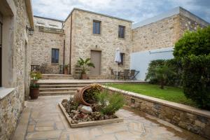 A garden outside Agarathos Deluxe Homes - Kaliviani -On the road to Balos