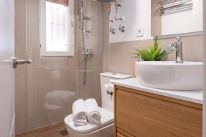 a bathroom with a sink and a toilet and a shower at Refugio en Albaicín y parking in Granada