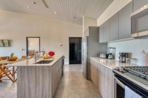eine Küche mit einer Spüle und einer Arbeitsplatte in der Unterkunft La Santa Maria Resort in San Juan del Sur