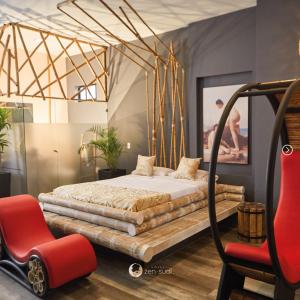 1 dormitorio con 1 cama y 1 silla roja en Hotel Zensual, en Bogotá