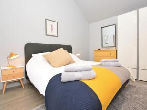 Un pat sau paturi într-o cameră la 2 bed in Lincoln 53878