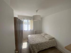 Una cama o camas en una habitación de Mulhouse