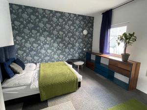 - une chambre avec un lit, une table et une fenêtre dans l'établissement Komarowo77, 