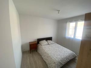 Una cama o camas en una habitación de Mulhouse