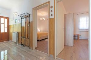 a room with a door leading to a bedroom at Apartman Oliva in Pula