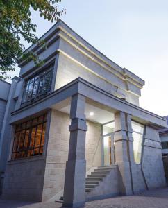 ein Gebäude mit einer Treppe davor in der Unterkunft Astor Hotel & Spa in Bischkek