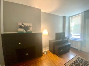 sala de estar con chimenea y TV en Clover 2900 - Apartment and Rooms with Private Bathroom near Washington Ave South Philly en Filadelfia