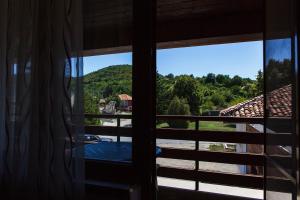 una vista dalla finestra di una casa di Family Hotel Kipra a Kipra