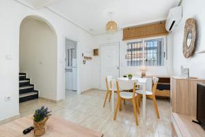 een keuken en eetkamer met een tafel en stoelen bij Bungalow Aguas Nuevas Sunrise in Torrevieja