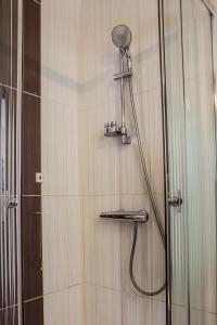 La salle de bains est pourvue d'une douche avec un pommeau de douche. dans l'établissement Family Hotel Kipra, à Kipra