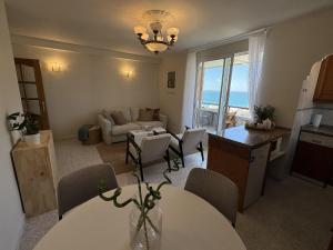 Кухня или мини-кухня в Beachfront apartment with terrace and seaviews
