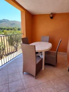 einen Tisch und Stühle auf einem Balkon mit Aussicht in der Unterkunft La Rosa dei Venti B&B in Chia