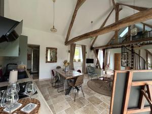 a kitchen and living room with a table and chairs at Le refuge côtier in Rue