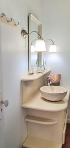 bagno con lavandino e specchio di Beausejour Guest House a Pointe-Noire
