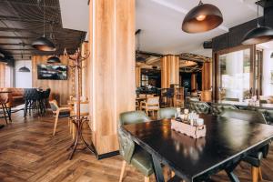 Restoran või mõni muu söögikoht majutusasutuses Hotel Aleksandrija