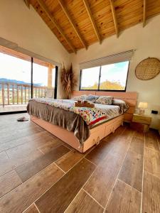 Un dormitorio con una cama grande en una habitación con ventanas. en El ATiCO ConstanzaRD, en Constanza 4 fotos más