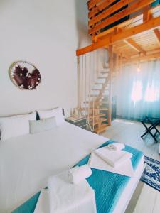 ein Schlafzimmer mit einem Bett und einem Treppenaufgang in der Unterkunft ACHILLEAS PEACEFUL PLACE in Skála Sikiás