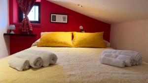 una camera da letto con un letto e due asciugamani di SteMar B&B Casa Completa a Luras