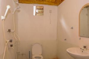 Un baño con ducha, inodoro y lavabo. en The Folly Arugambay, en Arugam Bay