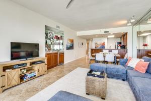 TV a/nebo společenská místnost v ubytování Oceanfront Destin Condo with Pool and Beach Access