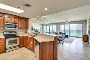 Kuchyň nebo kuchyňský kout v ubytování Oceanfront Destin Condo with Pool and Beach Access