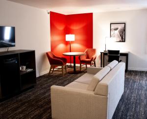 sala de estar con sofá, TV y mesa en Railroad Pass Hotel and Casino Ramada by Wyndham, en Boulder City