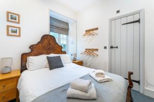 Postel nebo postele na pokoji v ubytování Riverside Cottage