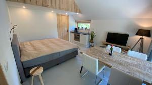 1 dormitorio con 1 cama y 1 mesa con sillas en JouwvakantiehuisNL - Accommodatie Drentsche Aa, en Vries