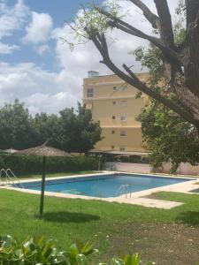una piscina frente a un edificio en Habitacion en Piso Cerca Playa, en Alicante