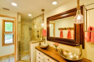 une salle de bain avec deux lavabos et une douche dans l'établissement Buena Vista Retreat Steps To Arkansas River!, à Buena Vista 30 autres photos