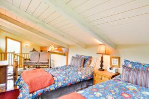 una camera con letto e sedia di Buena Vista Retreat Steps To Arkansas River! a Buena Vista
