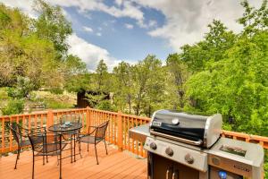 un patio con parrilla, mesa y sillas en una terraza en Buena Vista Retreat Steps To Arkansas River!, en Buena Vista