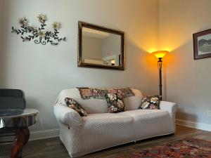 ein Wohnzimmer mit einem Sofa und einem Spiegel in der Unterkunft Private Entrance Cozy Room at Heart of Chattanooga in Chattanooga