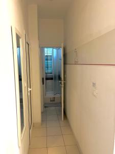 pasillo con puerta de cristal que conduce a un baño en Hostel Split Backpackers 2 en Split