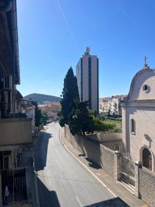 una calle vacía en una ciudad con un edificio alto en Hostel Split Backpackers 2, en Split