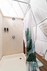 um quarto com uma tenda com uma planta em Ubuntu Glamping em Guanacaste