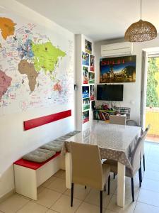 un comedor con una mesa y un mapa mundial en la pared en Hostel Split Backpackers 2 en Split