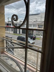 uma vista para uma rua a partir de uma janela em Way Maker sede 2 em Bogotá