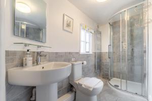 Phòng tắm tại Roger Ground House +24 ảnh